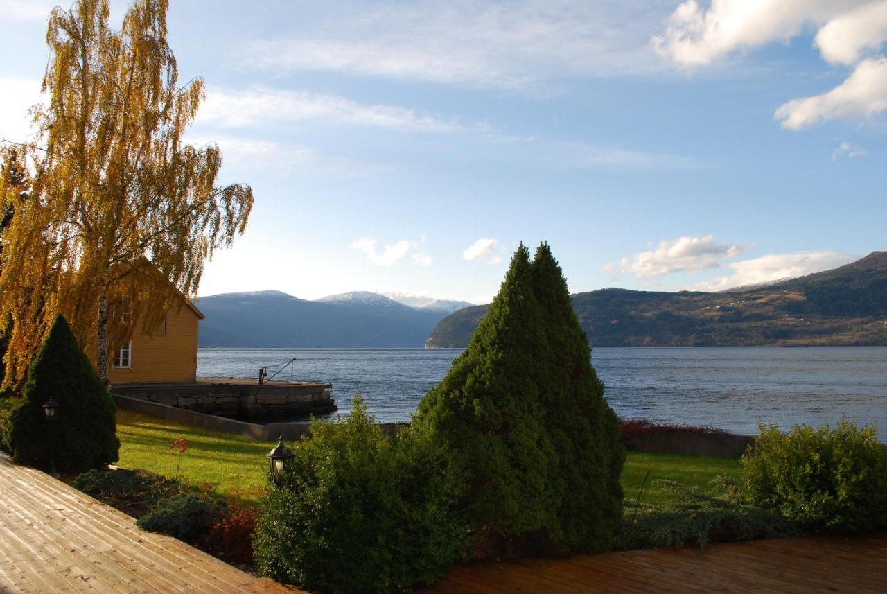 Innvik Fjordhotell Exteriör bild