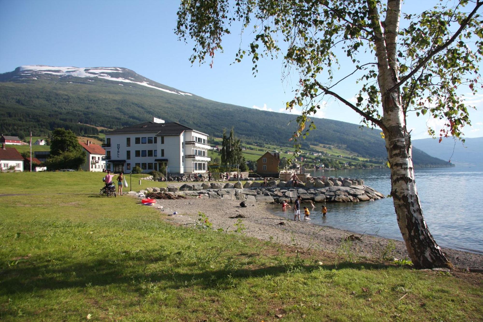 Innvik Fjordhotell Exteriör bild