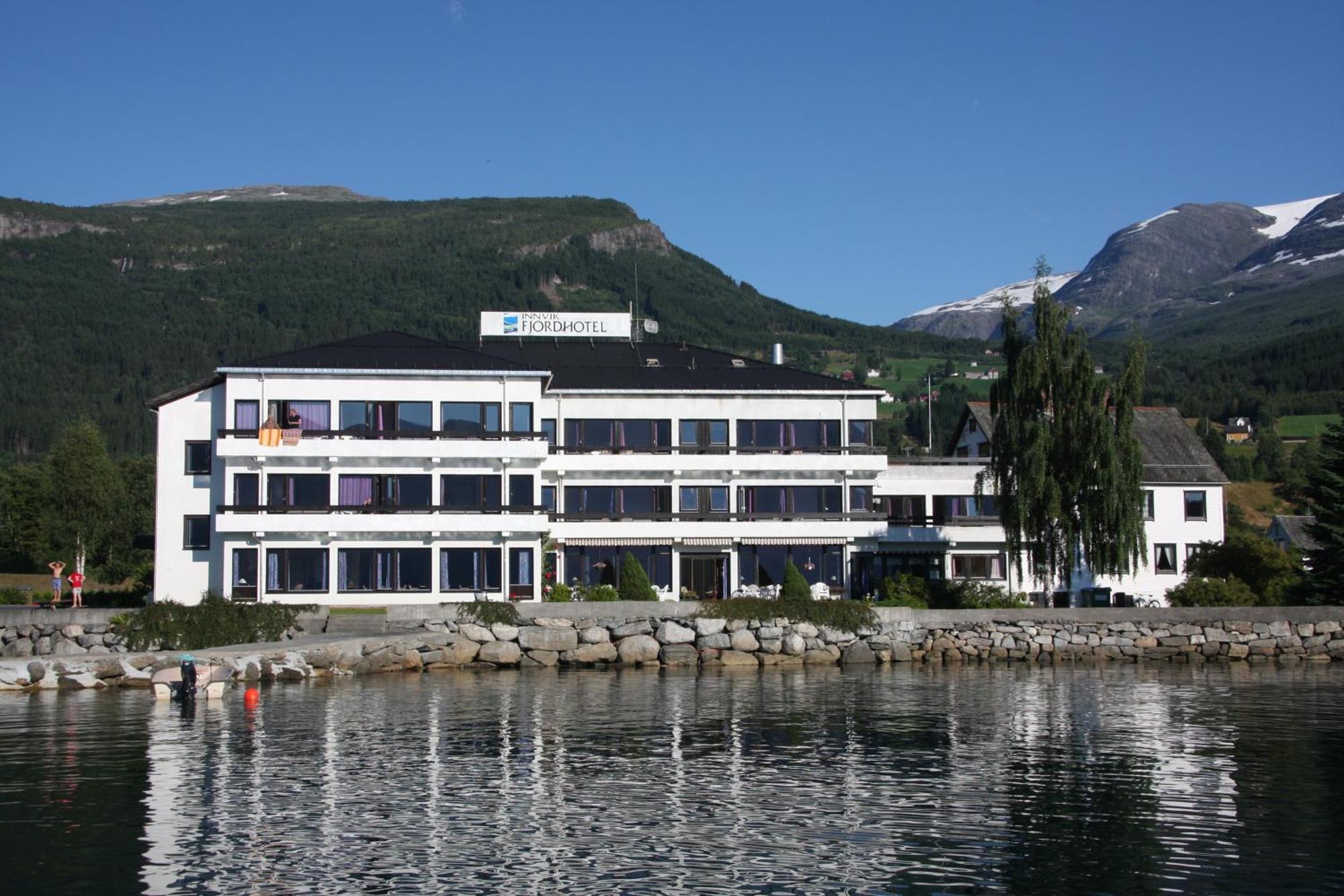 Innvik Fjordhotell Exteriör bild